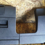 COMPARTIMENTO / PORTA LUVAS ESQUERDO BAIXO VOLANTE VOLKSWAGEN GOLF VI 5K1857919