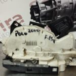 FECHO DA PORTA VOLKSWAGEN POLO V 6R REF. 5K1837015B FRENTE ESQUERDO